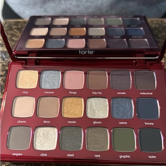 Tarte glamour palette includes 18 shades - Picture 3 of 4